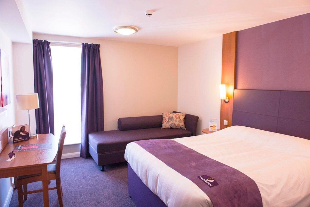 Premier Inn Manchester Airport Runger Lane North Hale  Ngoại thất bức ảnh