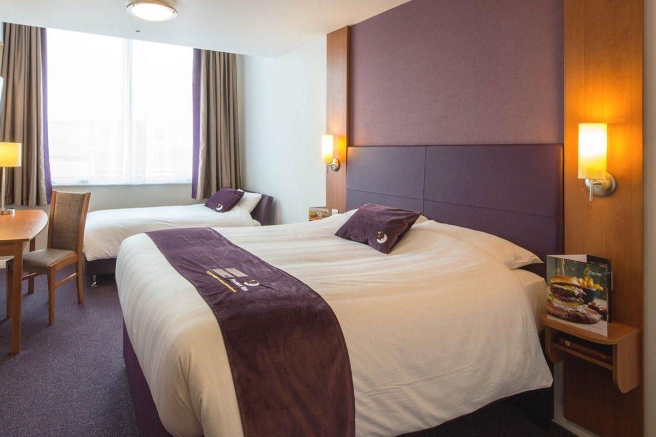 Premier Inn Manchester Airport Runger Lane North Hale  Ngoại thất bức ảnh