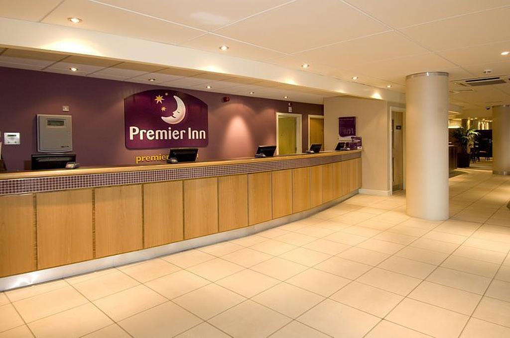 Premier Inn Manchester Airport Runger Lane North Hale  Ngoại thất bức ảnh