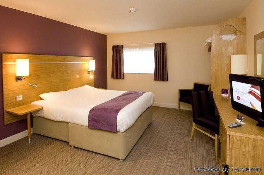 Premier Inn Manchester Airport Runger Lane North Hale  Ngoại thất bức ảnh